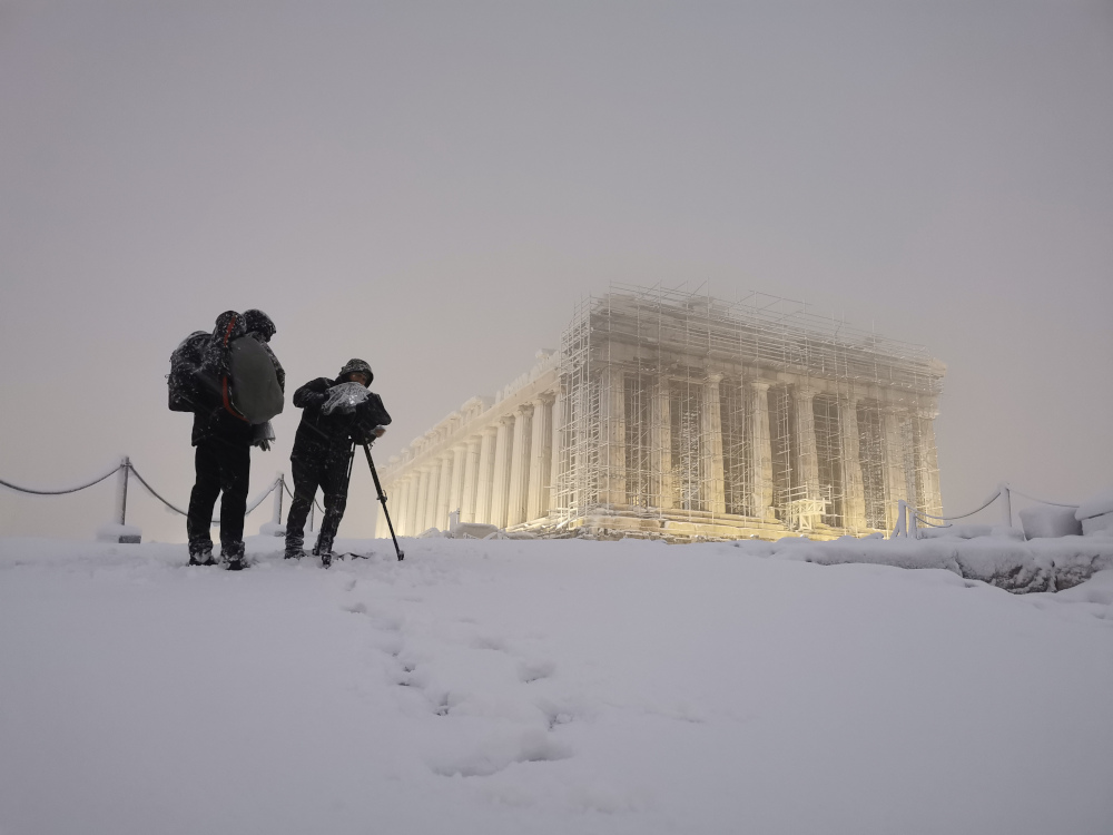 Η Ακρόπολη στέκει φωτεινή μέσα στο κατάλευκο τοπίο