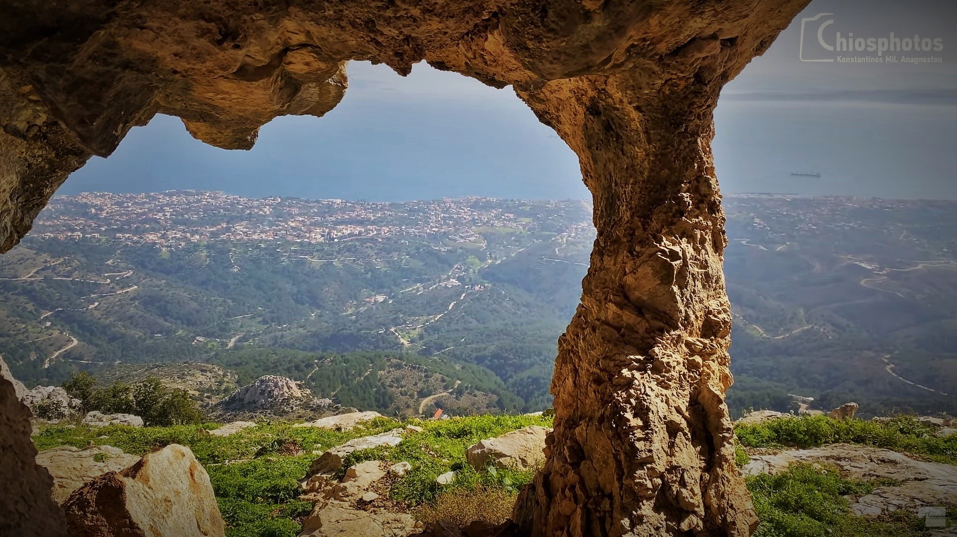 Δρακοντόσπηλος: Ο απόκρυφος εξώστης με θέα τη Χίο και τη Μικρά Ασία