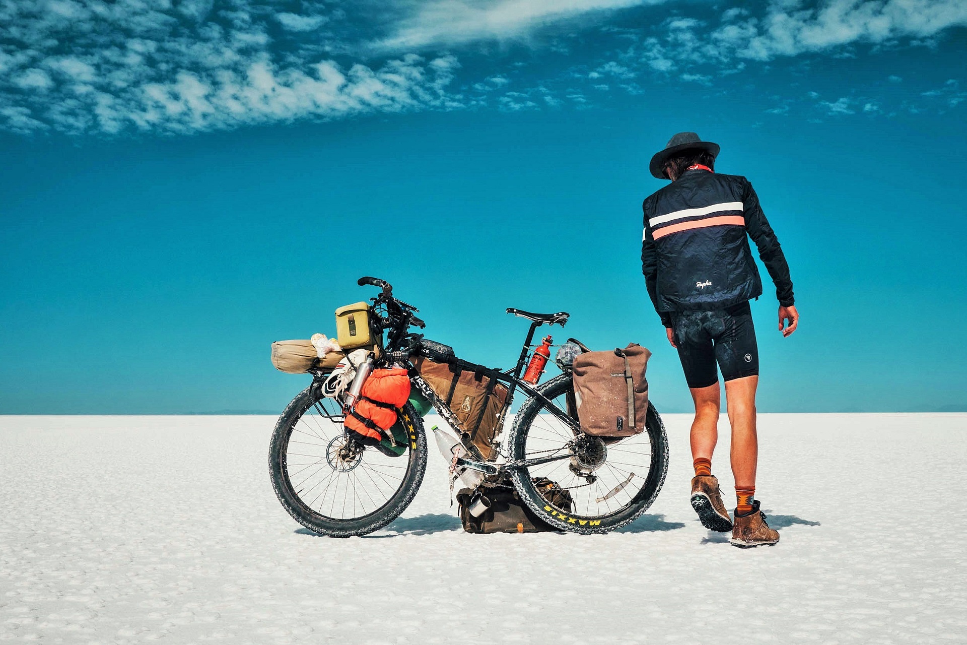 Ταξιδεύοντας δύο χρόνια σε όλο τον κόσμο με ένα ποδήλατο