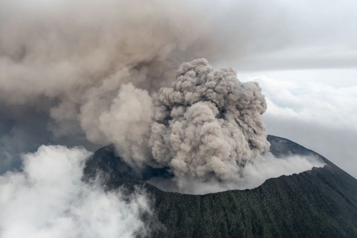 Το κινηματογραφικό ταξίδι ενός φωτογράφου για να αποτυπώσει ένα ενεργό ηφαίστειο στο Κονγκό