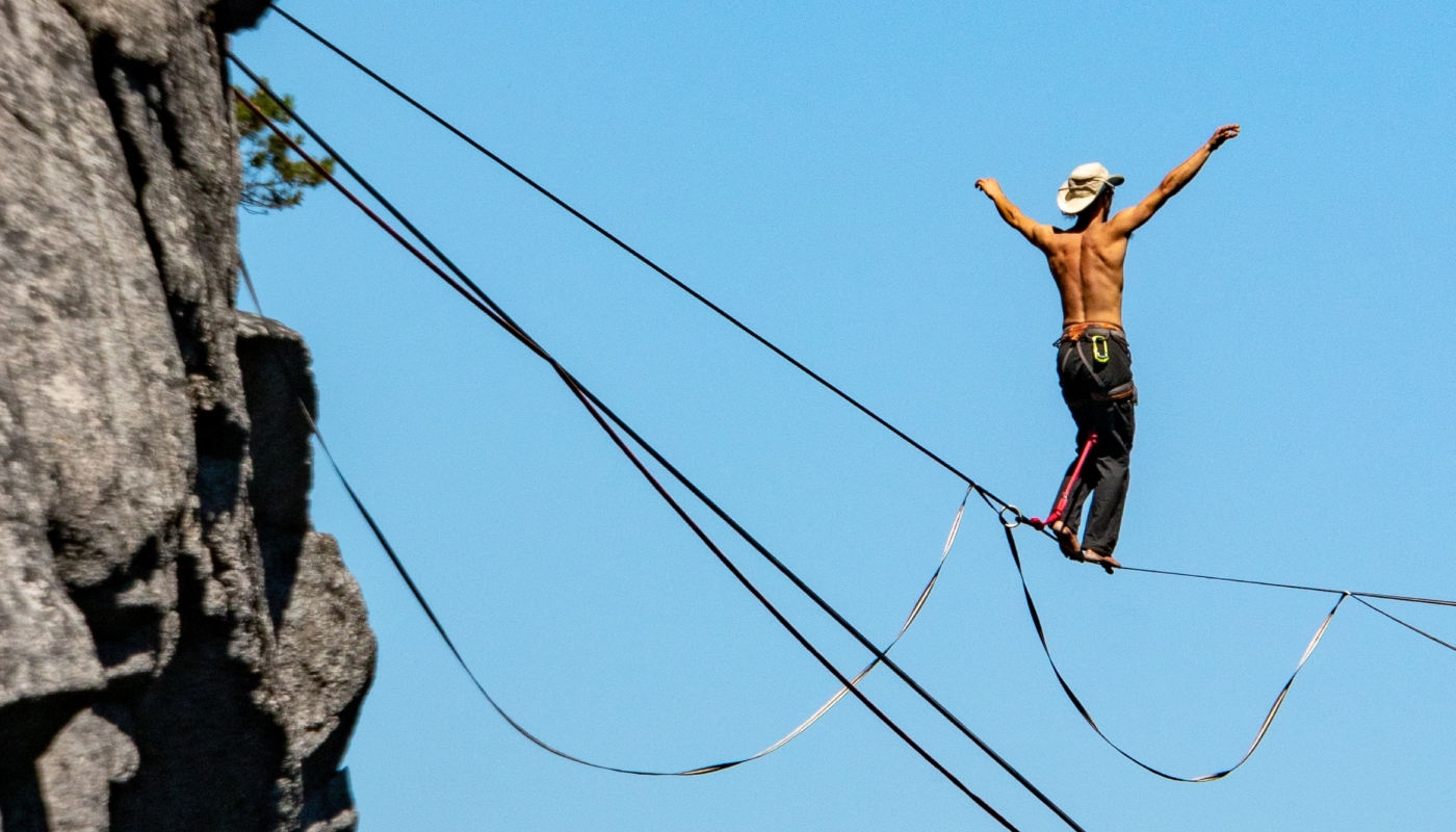 Slacklining: Το σπορ που δοκιμάζει (και εξασκεί) την ισορροπία σου