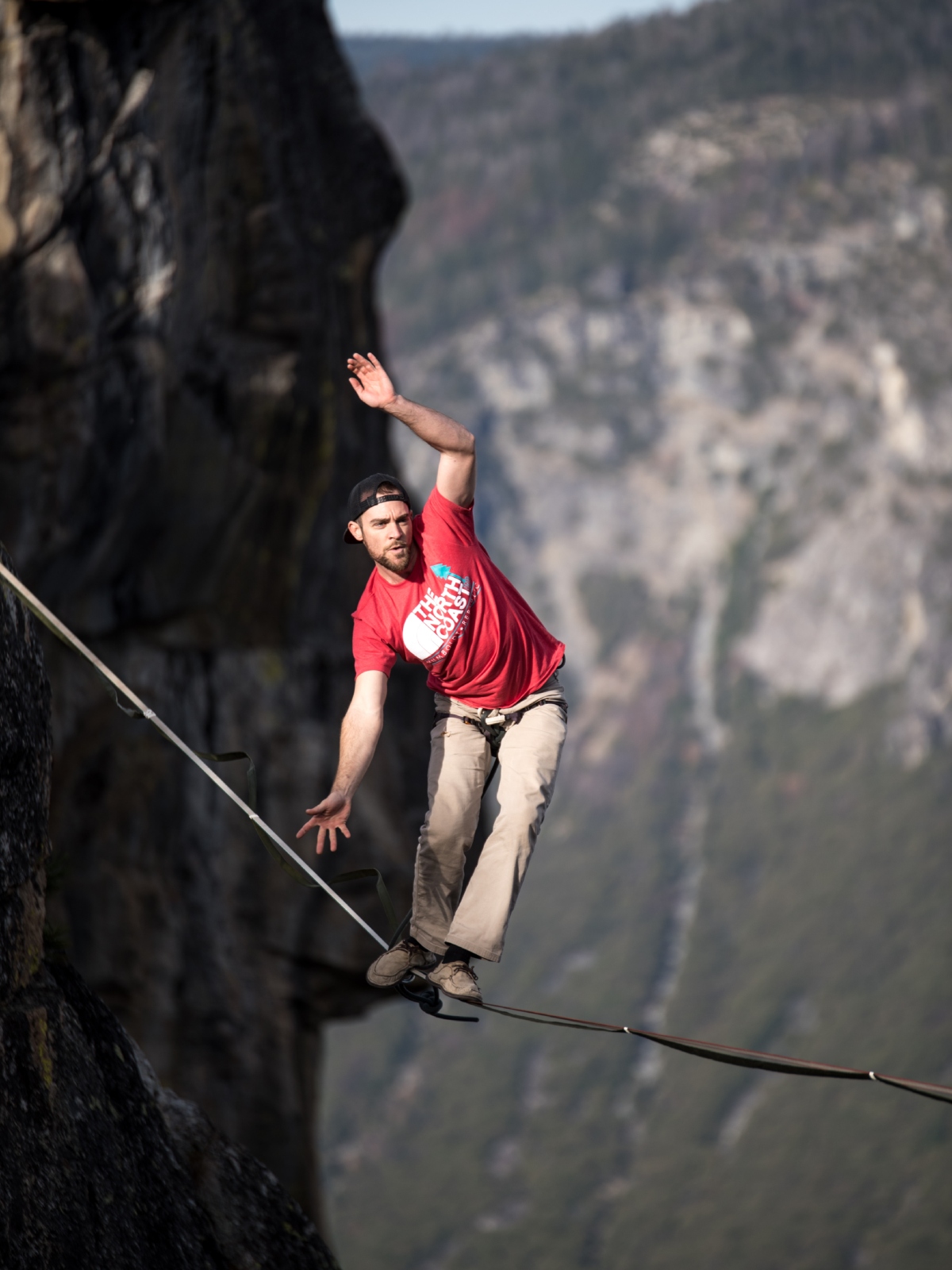 Slacklining: Το σπορ που δοκιμάζει (και εξασκεί) την ισορροπία σου