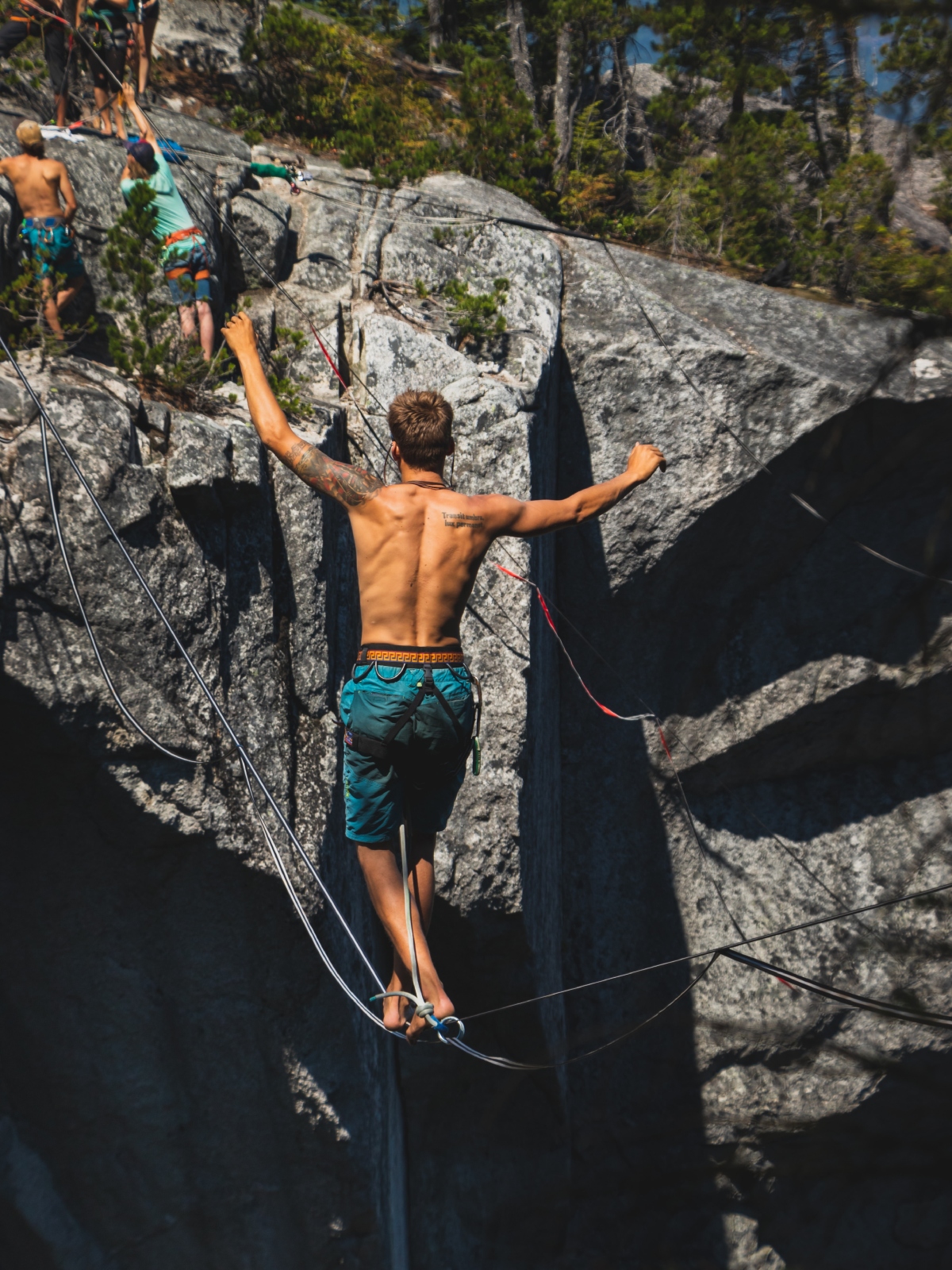 Slacklining: Το σπορ που δοκιμάζει (και εξασκεί) την ισορροπία σου