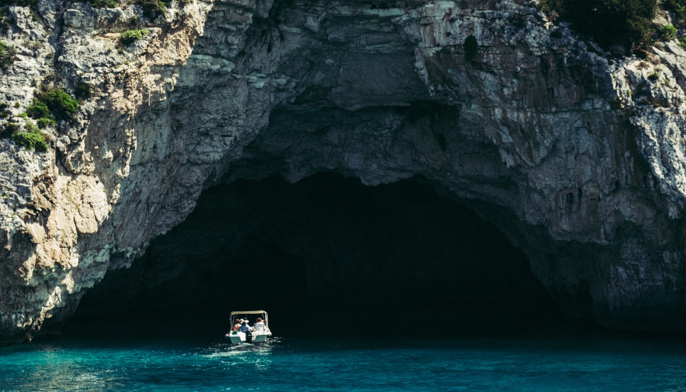 Σπήλαια στην Ελλάδα υπάρχουν πολλά. Αυτά είναι τα πιο εντυπωσιακά!