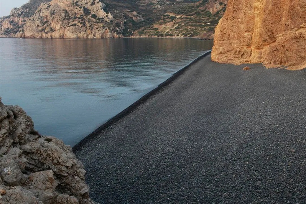 μαυρα βολια χιος παραλιες με χρωμα