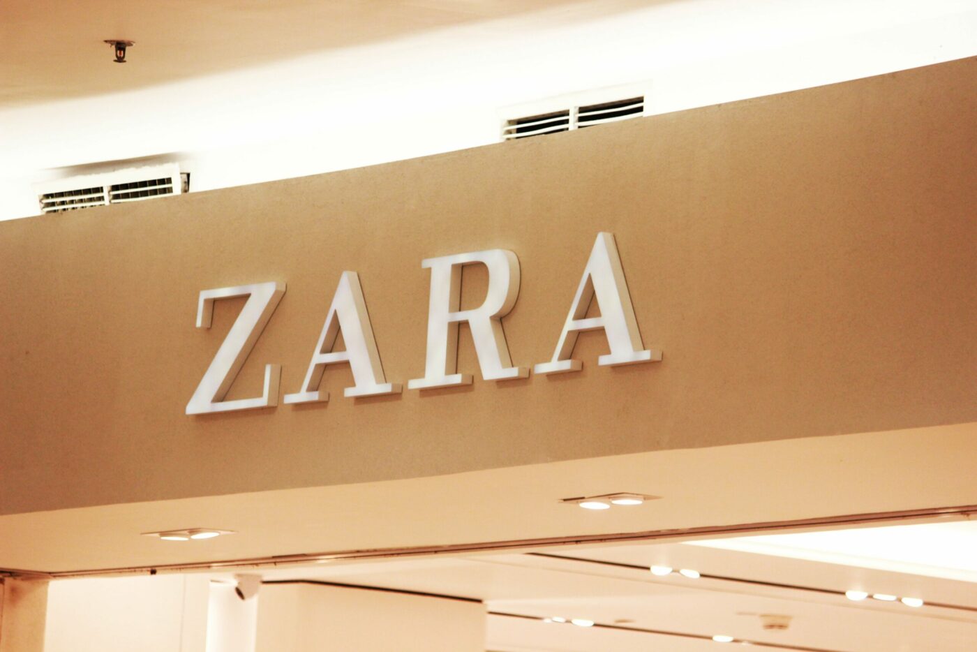Η ZARA λανσάρει στην Ελλάδα το pre-owned, την καινοτόμο πλατφόρμα για να βοηθήσει τους πελάτες της να παρατείνουν τη ζωή των ενδυμάτων της