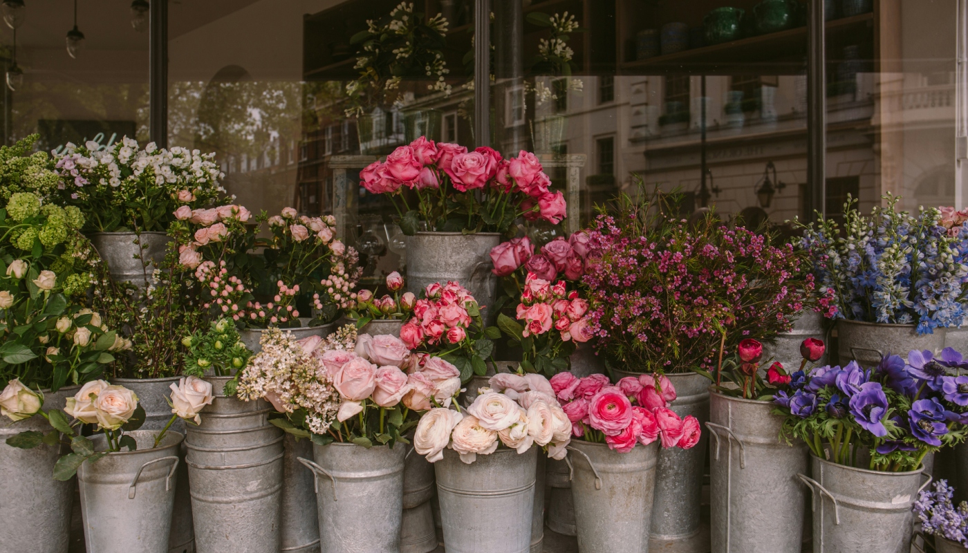 Αγοράζοντας λουλούδια: Concept stores στην Αθήνα που φέρνουν την άνοιξη στο σπίτι μας